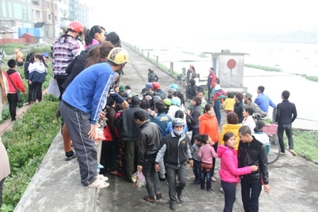 Người dân hiếu kỳ quây xung quanh nạn nhân.