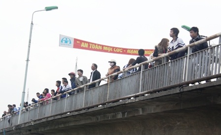 Giao thông hỗn loạn vì người dân hiếu kỳ tập trung đứng xem.