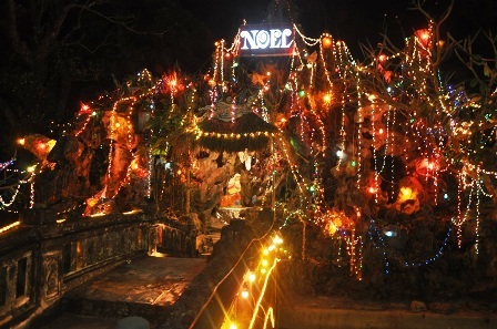 Hang đá được trang trí bắt mắt tại nhà thờ Phát Diệm.