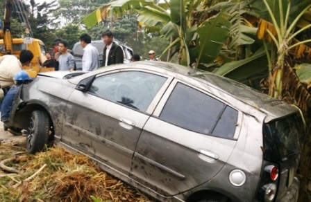Chiếc ô tô đang được trục vớt lên bờ.