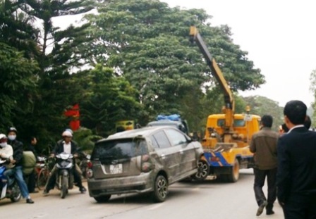 Chiếc ô tô gây tai nạn đang được xe cứu hộ mang đi sửa chữa.