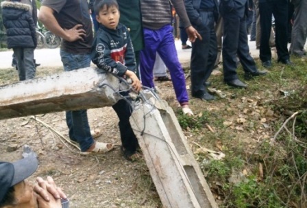  Cột điện bị chiếc ô tô trên đâm gãy làm đôi.