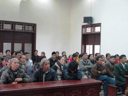 Đông đảo người dân và thân nhân của cả bị cáo và bị hại đến tham dự phiên tòa.