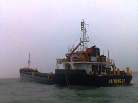 Tàu Hải Đông 27 gặp nạn đã được các ngư dân Hoằng Trường lai dắt hơn 130 hải lý vào bờ an toàn.