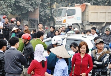  Rất đông người dân hiếu kỳ tập trung quanh chiếc taxi của nạn nhân.