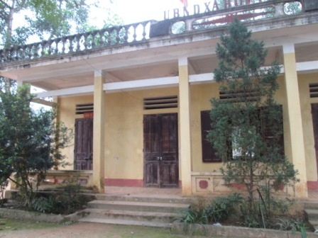 Lãnh đạo xã bỏ nhiệm sở đi... ăn cưới - 1 Phòng Bí thư “cửa đóng then cài”.