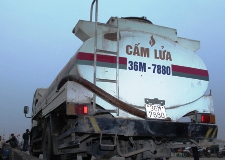 Phát hiện hàng nghìn lít dầu có váng lạ, nghi là dầu "rởm" - 1 Chiếc xe bồn đổ dầu cho gia đình ông Phúc bị nghi là dầu rởm.