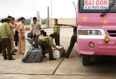 Lực lượng CSGT, Phòng CSGT, Công an Thanh Hoá kiểm tra hàng cấm được vận chuyển trên xe khách.