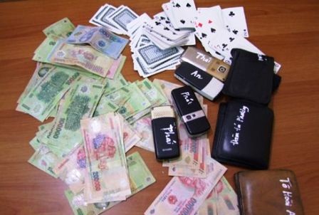 Thu giữ hơn 1,5 tỷ đồng tiền đánh bạc - 1 Tang vật lực lượng chức năng thu được từ một vụ đánh bạc.