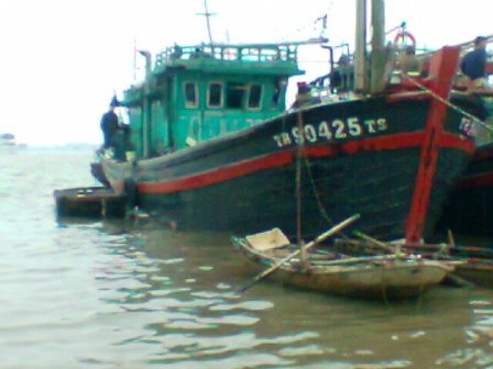 Tàu Hải Đông 27 gặp nạn đã được các ngư dân Hoằng Trường lai dắt hơn 130 hải lý vào bờ an toàn.