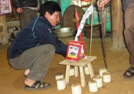 Bàn thờ được lập giữa nhà để thờ cúng.