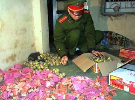 Lực lượng Công an đang kiểm đếm lại số pháo nhân dân giao nộp.