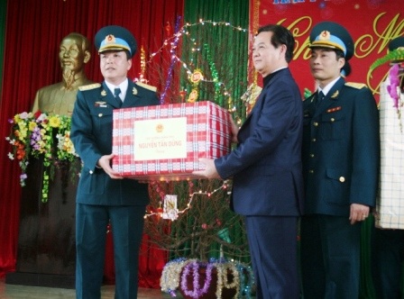 Thủ tướng đề nghị Thanh Hóa đổi mới thu hút đầu tư - 2 Sau buổi nói chuyện, Thủ tướng tặng quà cho các cán bộ chiến sĩ Trung Đoàn Không quân 923
