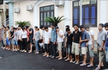 Thu giữ hơn 1,5 tỷ đồng tiền đánh bạc - 2 Những đối tượng bị bắt giữ trong một vụ đánh bạc.