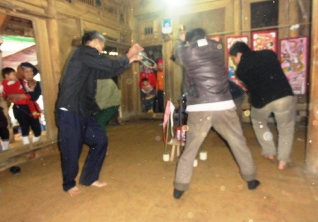 Sau khi các nghi thức làm lễ là đến phần nhảy múa và hát...