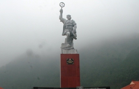 Khánh thành tượng đài “Lão quân Hoằng Trường Anh hùng” - 2 Tượng đài “Lão quân Hoằng Trường anh hùng” hiên ngang bên núi Linh Trường lịch sử.