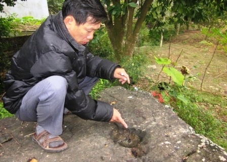 Câu chuyện về “dấu chân tiên” trên tảng đá dưới chân núi - 3 Anh Toản chỉ dấu chân trên tảng đá và khẳng định ở đây không hề có yếu tố thần thánh.