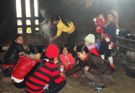 Phụ nữ không được tham gia trong lễ cúng Tết nhảy trên nhà mà chỉ phục vụ và ăn tết dưới bếp.