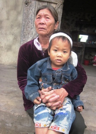 Xót thương 3 anh em mồ côi cả cha lẫn mẹ - 4 Mắt bà Quyên lúc nào cũng đỏ hoe khi nghĩ về những ngày sắp tới không biết lấy gì nuôi ba cháu nhỏ.