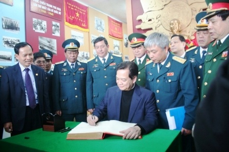 Thủ tướng đề nghị Thanh Hóa đổi mới thu hút đầu tư - 5 Thủ tướng ghi lưu niệm vào sổ truyền thống của Trung đoàn không quân 923