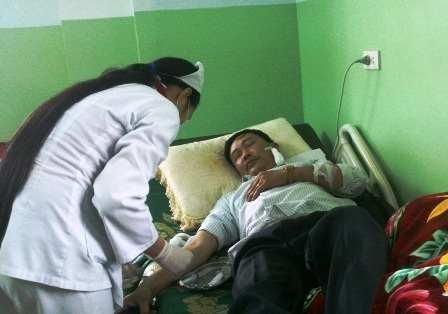 Trưởng công an xã bị chém trọng thương tại nhà riêng - 1 Ông Lê Vũ Hạnh đang được điều trị tại bệnh viên đa khoa Hợp Lực.