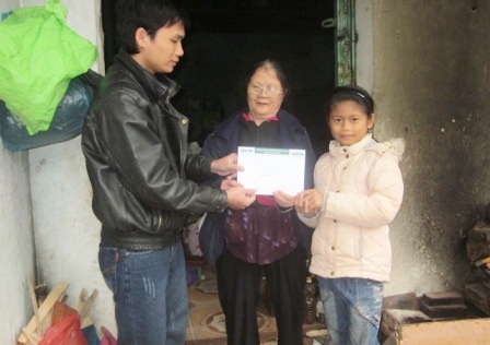 Cô bé mồ côi học dưới ánh nến vui mừng nhận quà bạn đọc    - 1 Bà Thoa và cháu Trà My vui mừng đón nhận món quà bạn đọc ủng hộ.