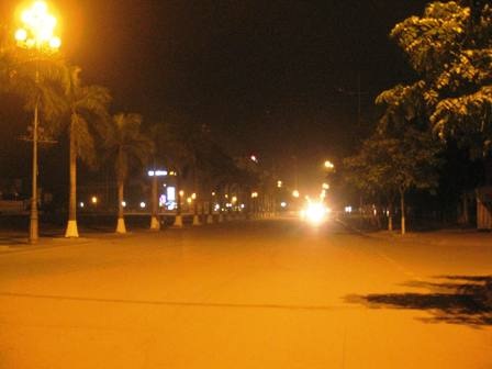 Đại lộ Lê Lợi dường như không một bóng người qua lại.