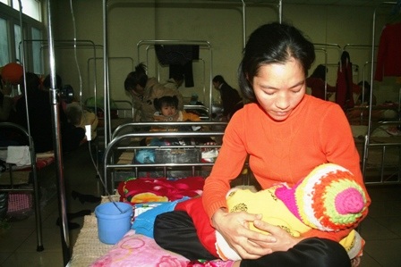 Các bệnh nhi đang được điều trị tại bệnh viện Nhi Thanh Hoá.