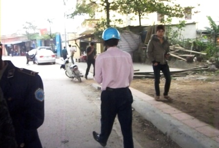 Thanh tra giao thông cởi áo đòi "xử" người vi phạm giao thông? - 5 Sau khi cởi áo, người này đòi đánh anh Hải nhưng có người can ngăn nên mới bỏ đi.