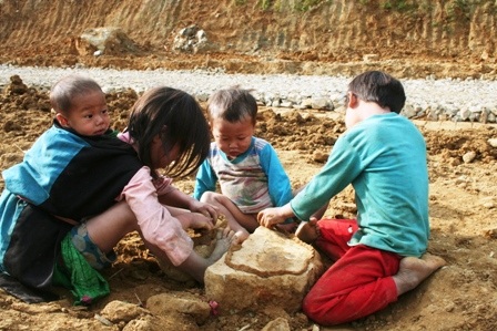 Điều kiện kinh tế khó khăn cũng ảnh hưởng đến chất lượng học của các em học sinh miền núi.