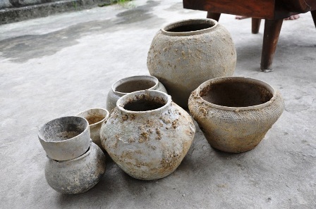 Một số bình cổ mà anh Dương đào được tại ruộng