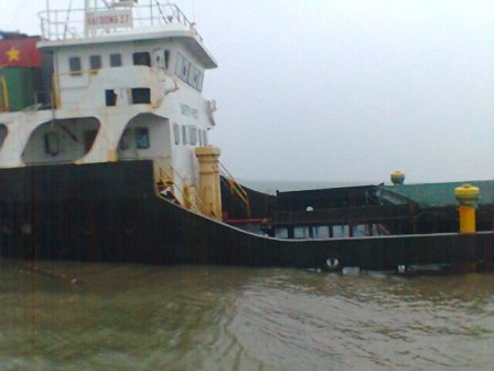 Tàu Hải Đông 27 được ngư dân lai dắt vào bờ an toàn - 2 Tàu Hải Đông 27 bị nghiêng sang một bên, nước tràn vào mạn thuyền
