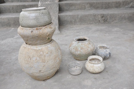 Một số bình gốm cổ còn khá nguyên vẹn