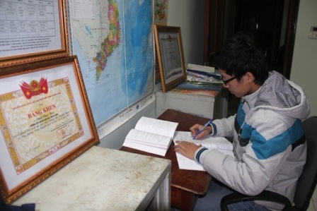 Hiện nay Hải đang tập trung học và luyện tiếng Anh để thực hiện dự định du học ở Singapore.