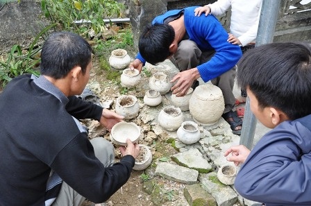 Các bình gốm cổ với đủ kích thước to nhỏ