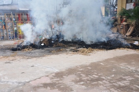 Đống rơm nơi chiếc xe bị bén lửa.