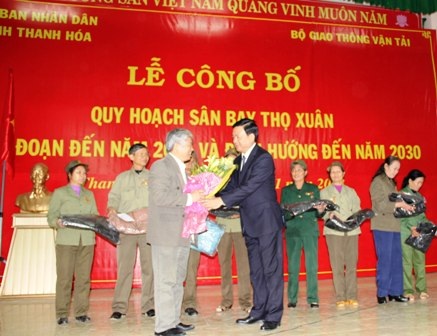 Bộ trưởng Bộ GTVT - ông Đinh La Thăng  trao áo ấm cho người nghèo và các cựu TNXP.