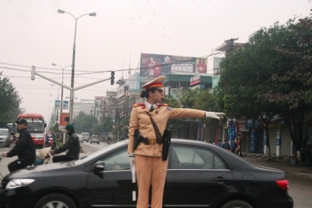 Nữ CSGT Thanh Hóa cũng "xuống đường" trong giá rét - 1 Hình ảnh các nữ CSGT “xuống đường” có thể giúp tình trạng giao thông mềm mại hơn.