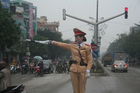 Nữ CSGT Thanh Hóa cũng "xuống đường" trong giá rét - 3 Duy Tuyên