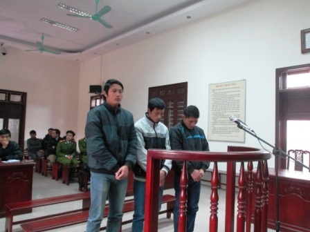 3 bị cáo trước tòa: Đoàn, Trọng, Sơn (từ trái qua).