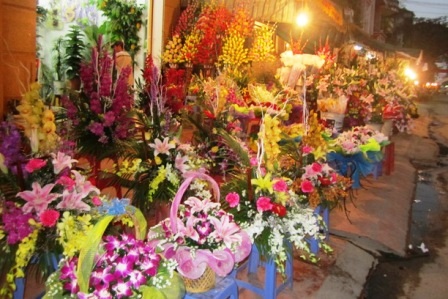 Các cửa hàng bán hoa “đìu hiu” khách mua hàng.