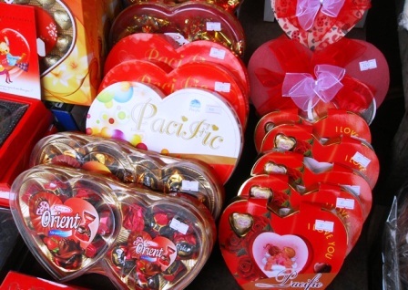  Mặt hàng quà Valentine bày bán khá đa dạng và đẹp mắt.