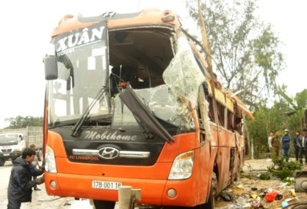  Chiếc ô tô khách gây tai nạn sáng ngày 4/2 đã bị vỡ nát, hư hỏng nặng.