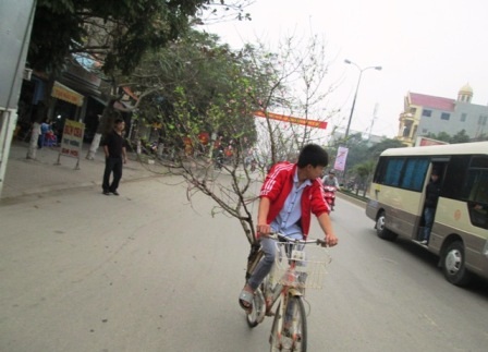 Chỉ đến khi mệt, các em mới dám dừng lại nghỉ một chút rồi lại đi.