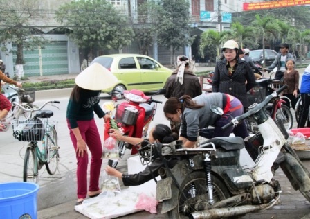 Người mua cá chép lẻ tẻ.