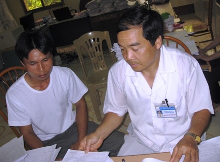 Bác sỹ Trương Trọng Tuyến, tận tình hướng dẫn người nhà bệnh nhân, làm những thủ tục của bệnh viện.