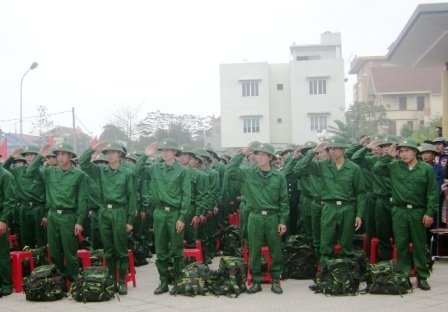 Bịn rịn chia tay người thân lên đường nhập ngũ