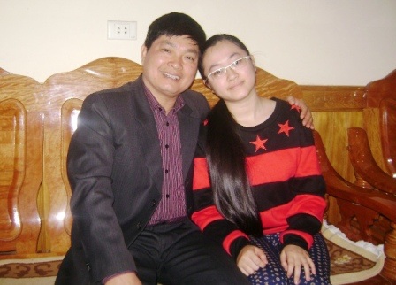 Em Nguyễn Thị Như Quỳnh bên người cha của mình.