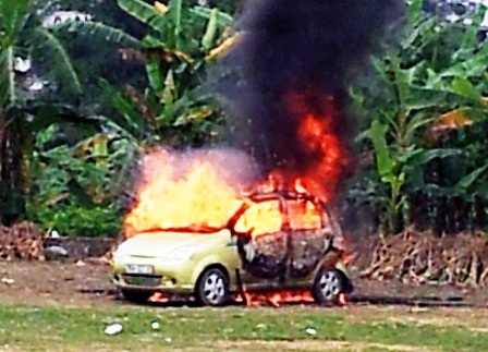 Xe taxi mà các đối tượng đi bị người dân đốt cháy.