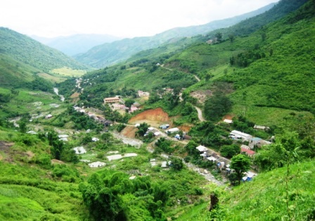 Bản Pha Đén nằm gọn trong một thung lũng nhỏ.